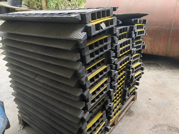 成都展耀过线板租赁，规范布线护安全，活动无忧更省心